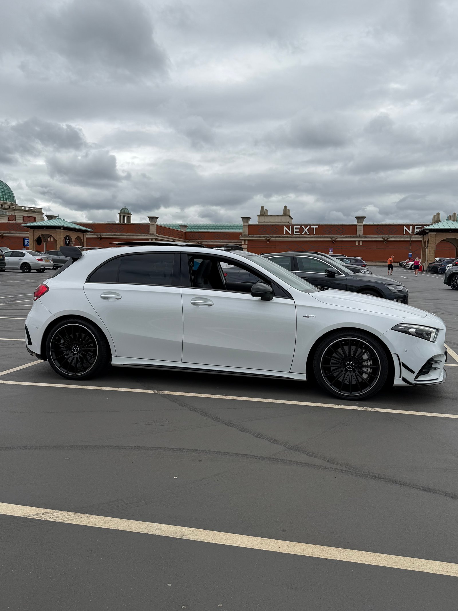 MERCEDES-BENZ AMG A 35 PREMIUM + 4MATIC EDITION